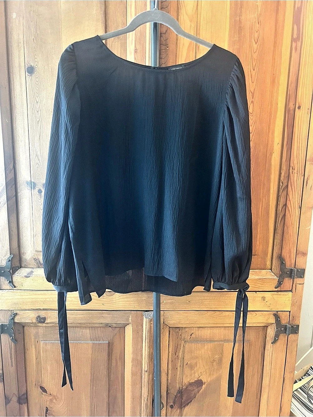 Ann Taylor Long Sleeve Tie-Cuff Blouse in Black Size Medium